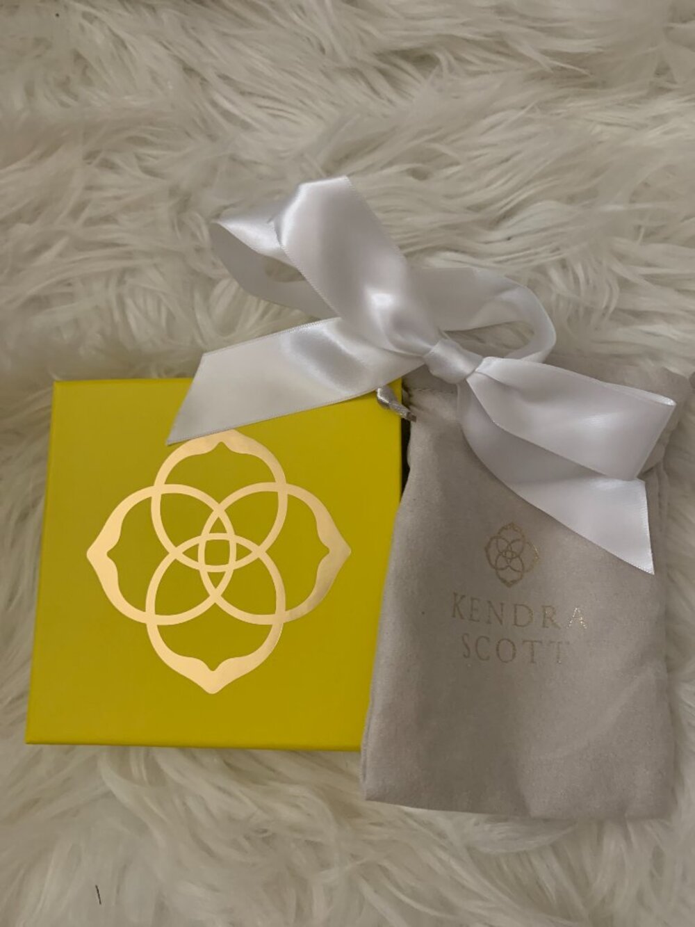 KENDRA SCOTT Abbie Gold Crystal Short Pendant Necklace - Picture 3 of 3